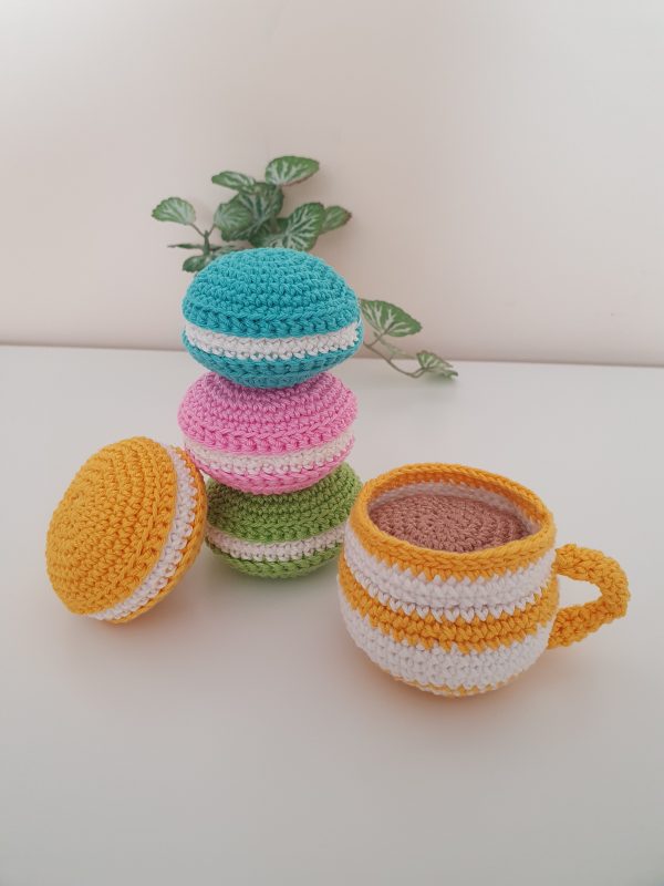 Horgolt macaron és kávé