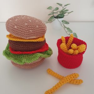 Horgolt hamburger sültkrumplival
