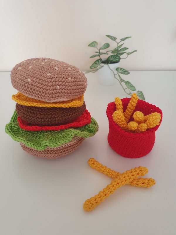 Horgolt hamburger sültkrumplival
